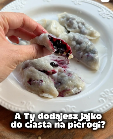 Domowe pierogi z jagodami na talerzu