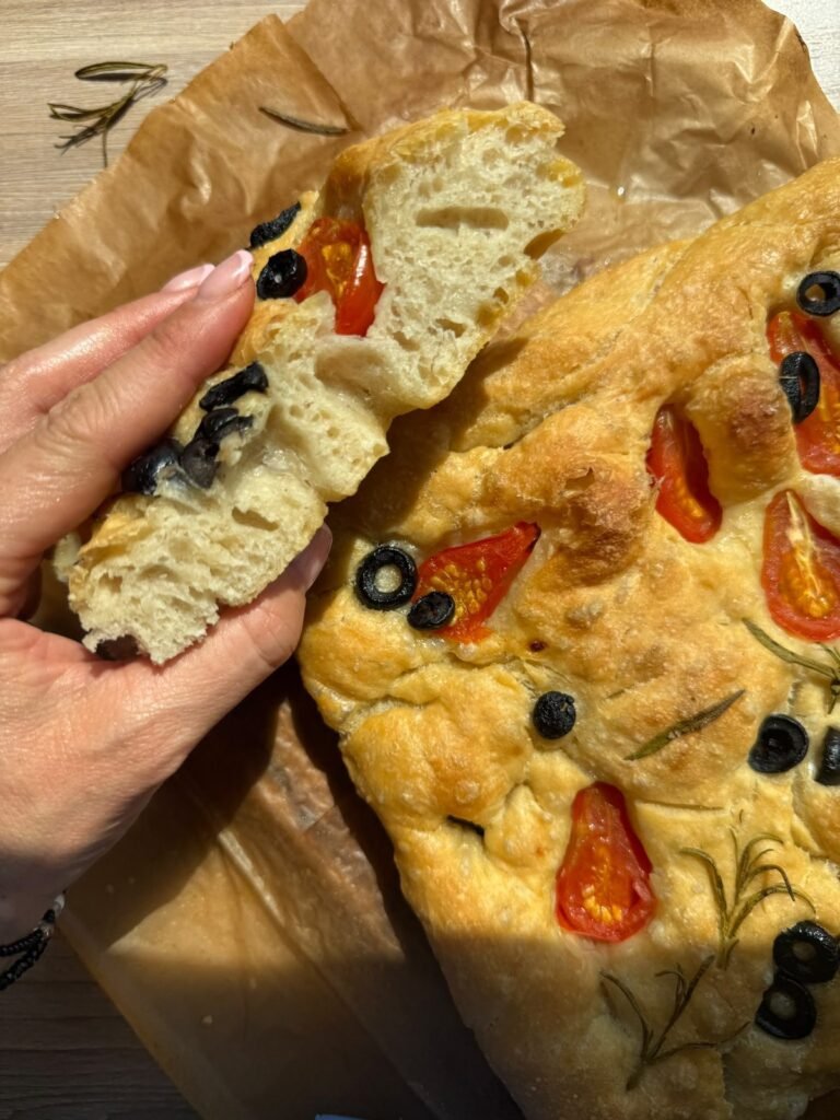 Focaccia z rozmarynem i pomidorkami