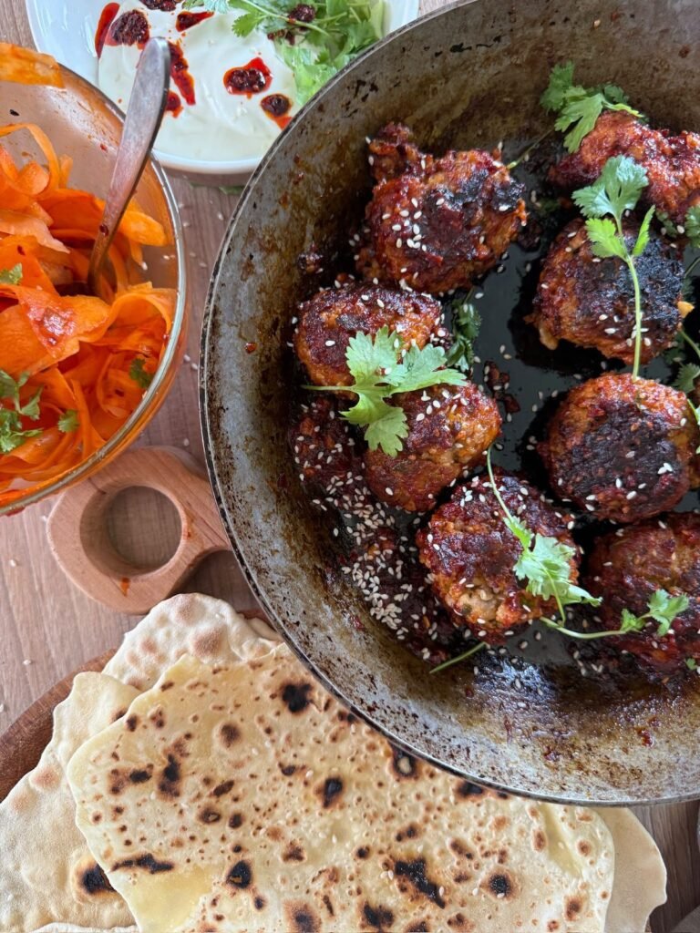 Pulpety w sosie pomidorowym na chlebkach naan