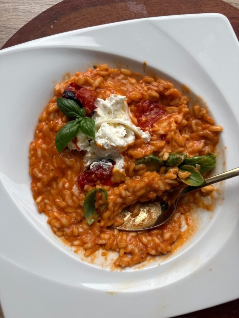 Risotto pomidorowe z burratą